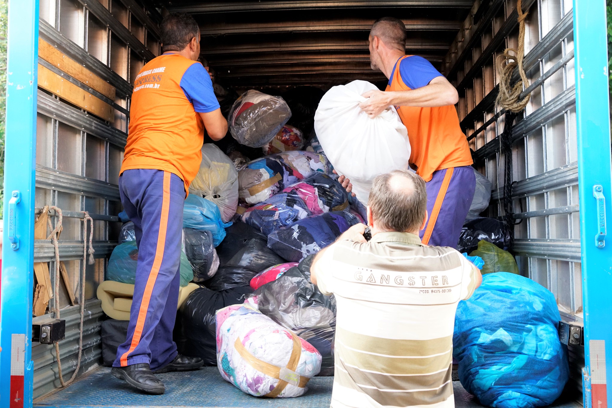 Defesa Civil arrecada 4,5 toneladas de roupas e 3,5 mil litros de água mineral às vítimas no Litoral Norte de SP