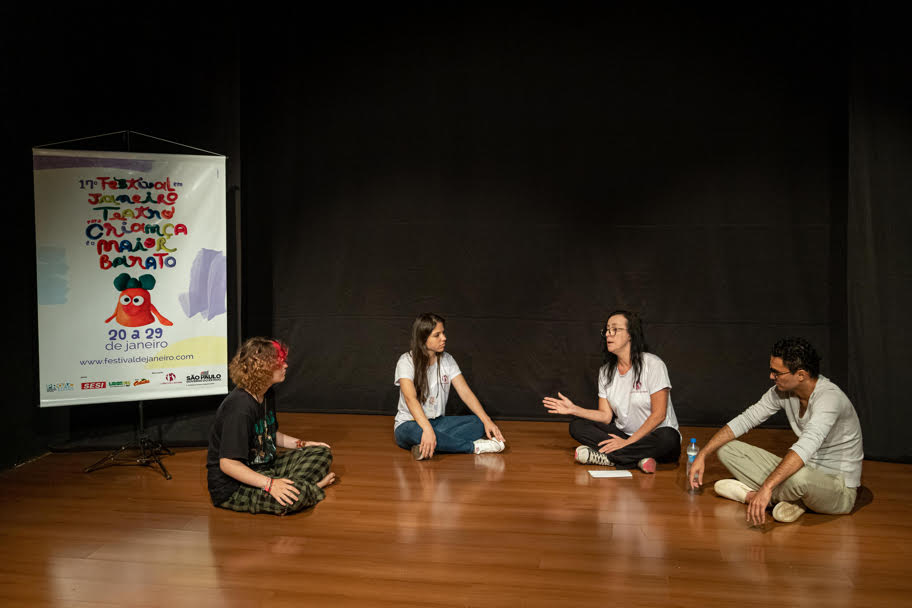 Cia Fábrica de Sonhos promove aulas de teatro para jovens e adultos