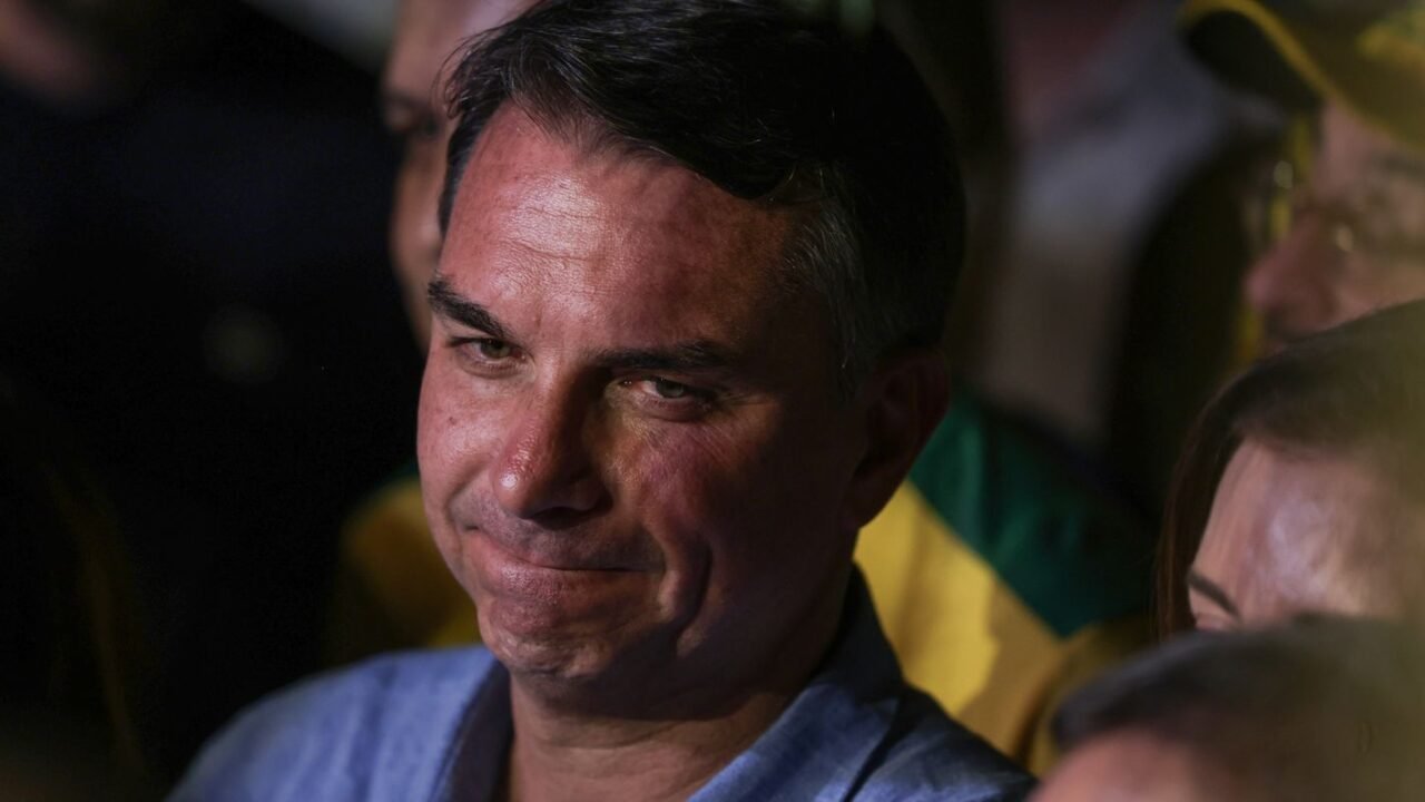 Fuga e carta golpista ampliam isolamento político de Flávio Bolsonaro