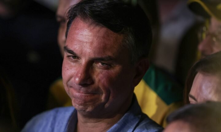 Fuga e carta golpista ampliam isolamento político de Flávio Bolsonaro