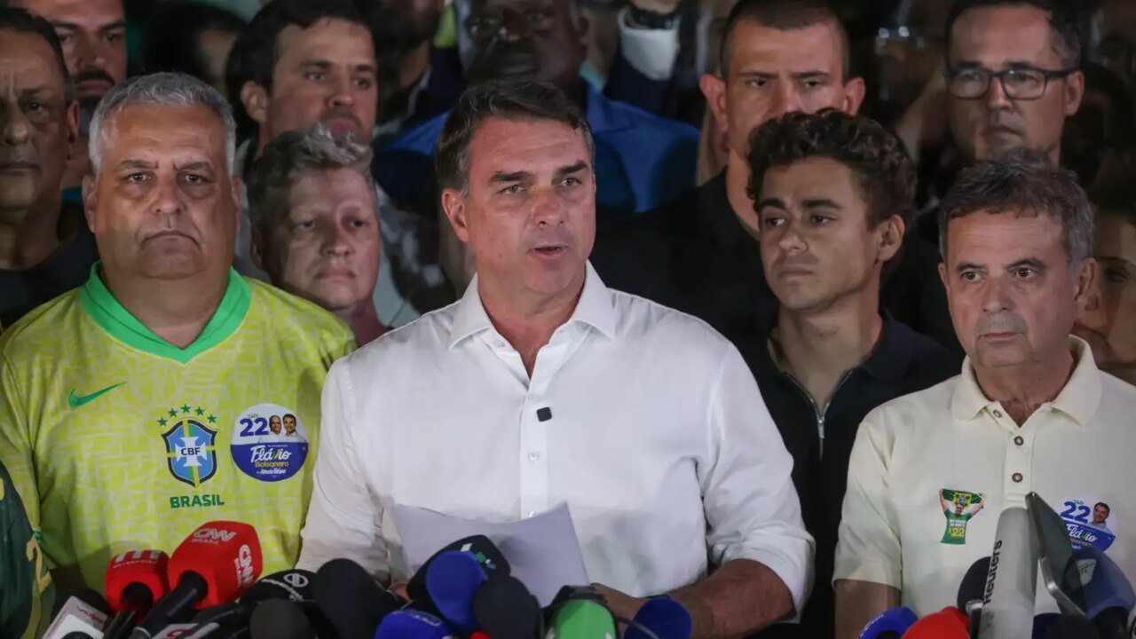 PF investiga circunstâncias da fuga de Flávio Bolsonaro do Brasil