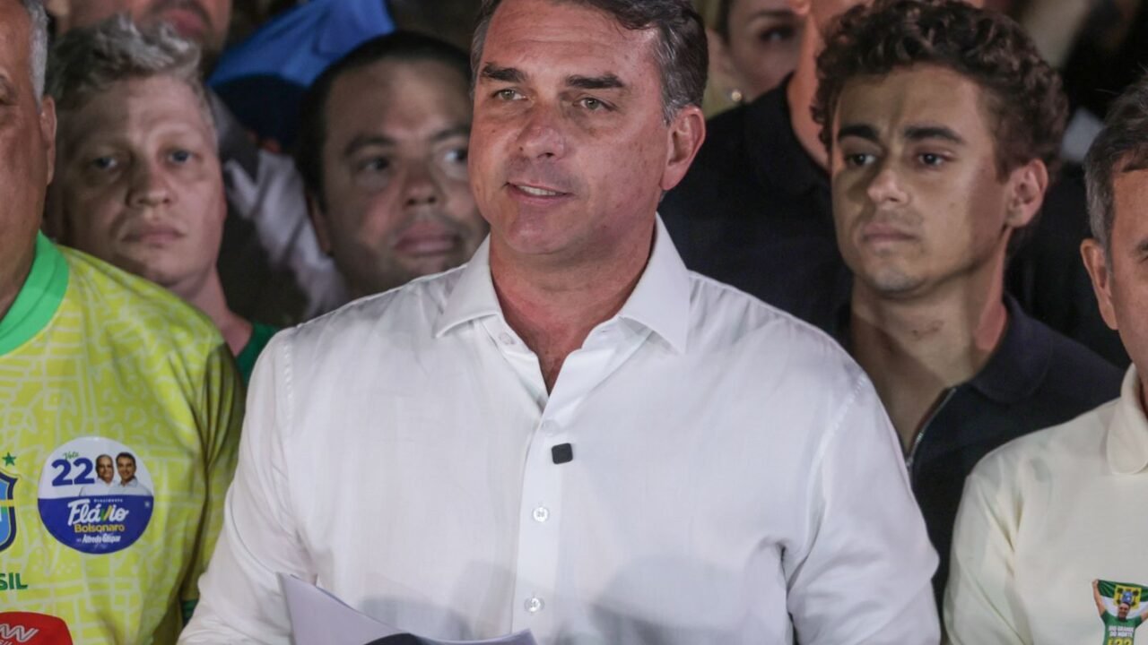 Polícia Federal cancela passaportes de Flávio Bolsonaro