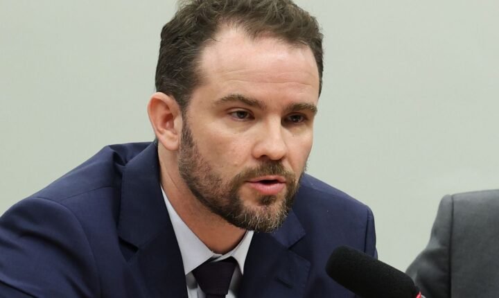 Governo buscará cumprir meta fiscal com diálogo, diz Durigan
