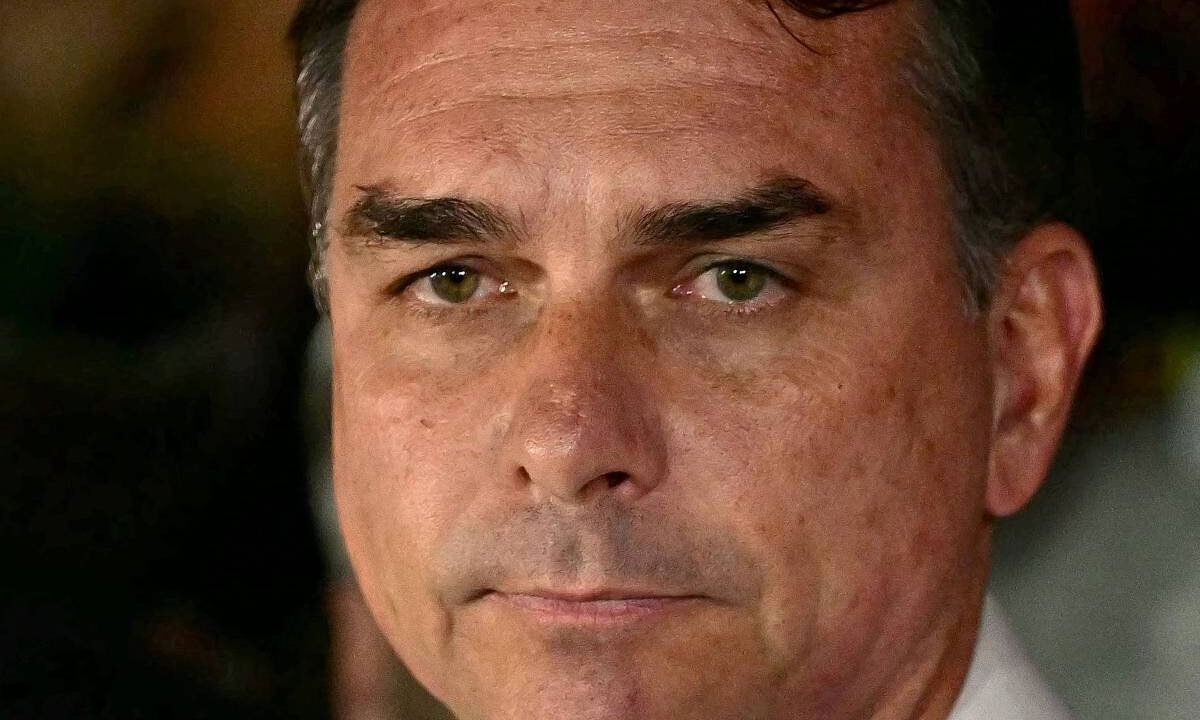 Carta golpista em que Flávio se diz presidente eleito tinha brasão com ‘Brazil’ escrito com z