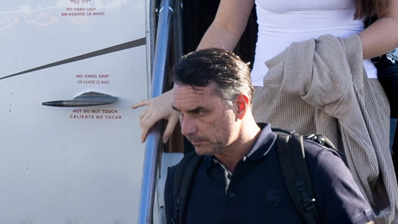 Flávio Bolsonaro disse que não fugiria do país e provocou Lula em debate por ter filho na Espanha