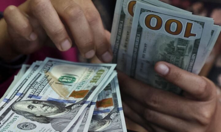 Dólar fecha a R$ 5,44 e registra maior alta semanal desde 2008