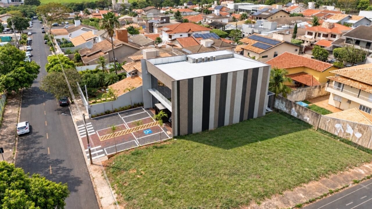 Protendit é finalista do “Oscar da Engenharia” com clínica de escada flutuante e fachada arquitetônica de painéis de concreto