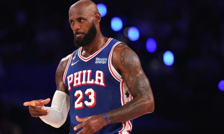 LeBron James ironiza críticas de Trump sobre postura durante hino nacional