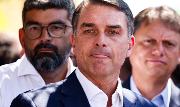 PF revela que Flávio não passou por controle migratório brasileiro