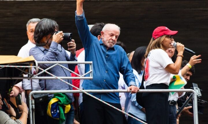 Em virada inédita, Lula vence Flávio Bolsonaro e seguirá no Planalto