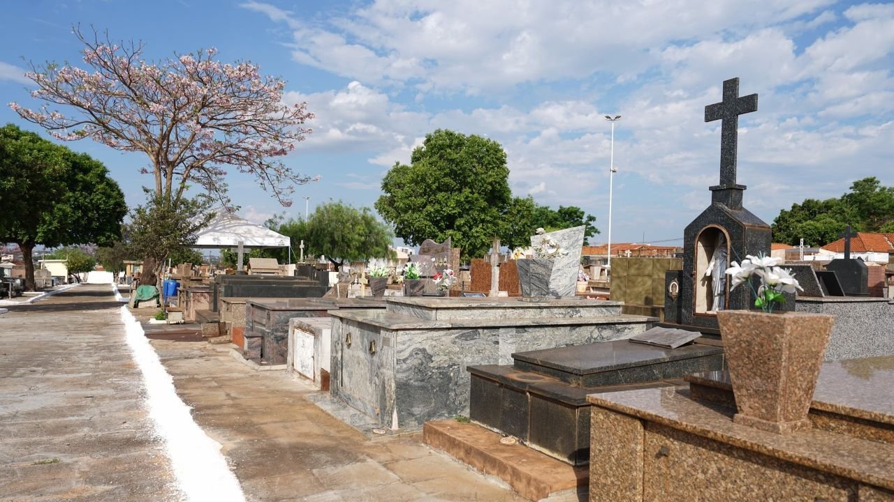 Obras em cemitérios municipais devem ser interrompidas até sexta