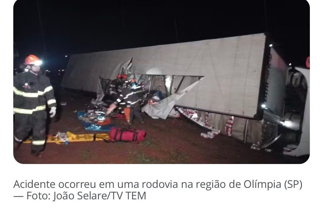 Idoso em tratamento contra o câncer, filho e motorista sobrevivem após caminhão tombar sobre van
