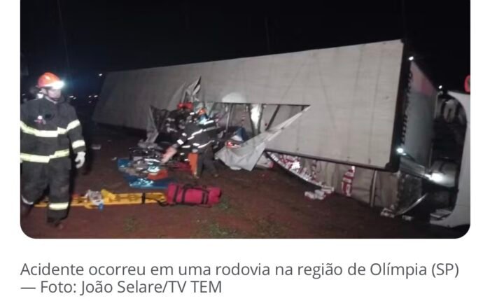 Idoso em tratamento contra o câncer, filho e motorista sobrevivem após caminhão tombar sobre van