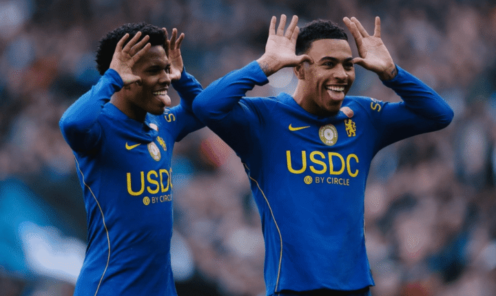 Com Estêvão titular, Chelsea vence United por 2 a 0 pela Premier League