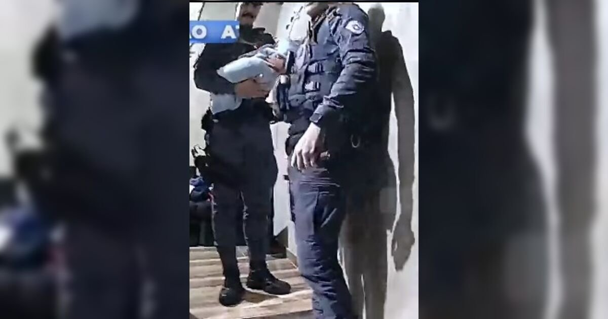 Bebê é resgatado após mãe usar código para pedir ajuda à PM
