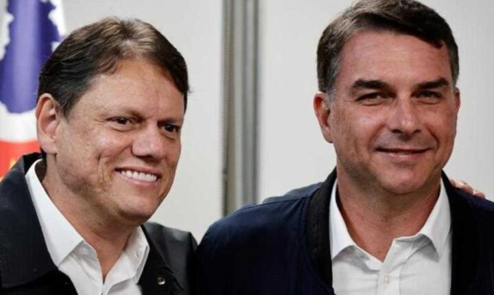 Tarcísio diz que não sabia que Flávio fugiria do país
