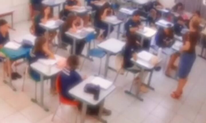 Polícia investiga professora por suspeita de crime eleitoral e racismo após falas sobre ‘pezinho na senzala’ e fascismo em aula