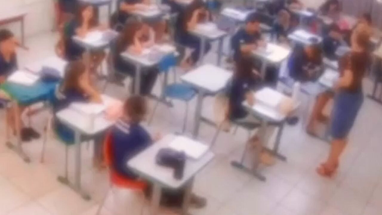 Polícia investiga professora por suspeita de crime eleitoral e racismo após falas sobre ‘pezinho na senzala’ e fascismo em aula