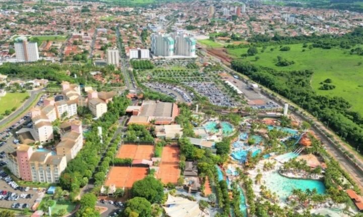 Cidade conhecida como ‘Orlando brasileira’ cancela réveillon para adequar despesas públicas