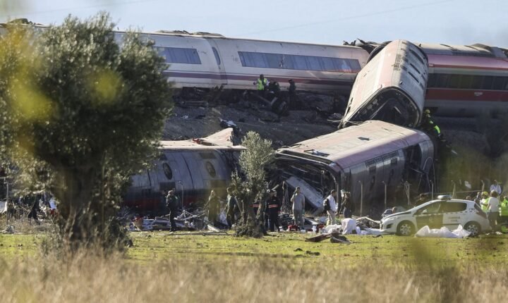 Acidente de trem deixa vários mortos na região central da Espanha