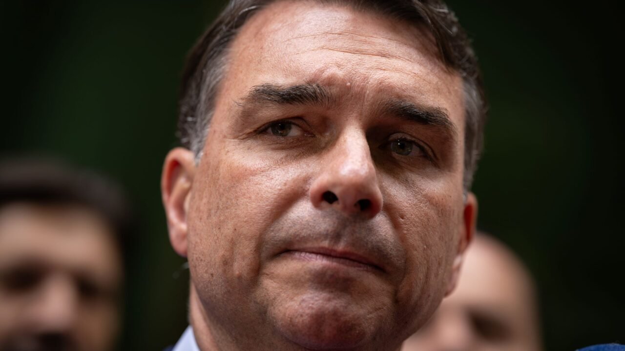 Flávio Bolsonaro diz ter sido intimado pela PF a entregar passaportes por ordem de Moraes