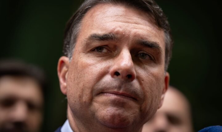Flávio Bolsonaro diz ter sido intimado pela PF a entregar passaportes por ordem de Moraes