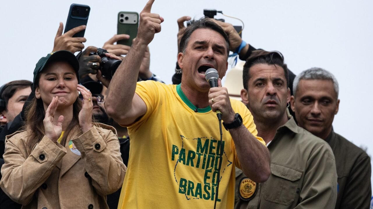 Nos EUA, Flávio Bolsonaro se declara verdadeiro presidente eleito e líder da oposição no Brasil