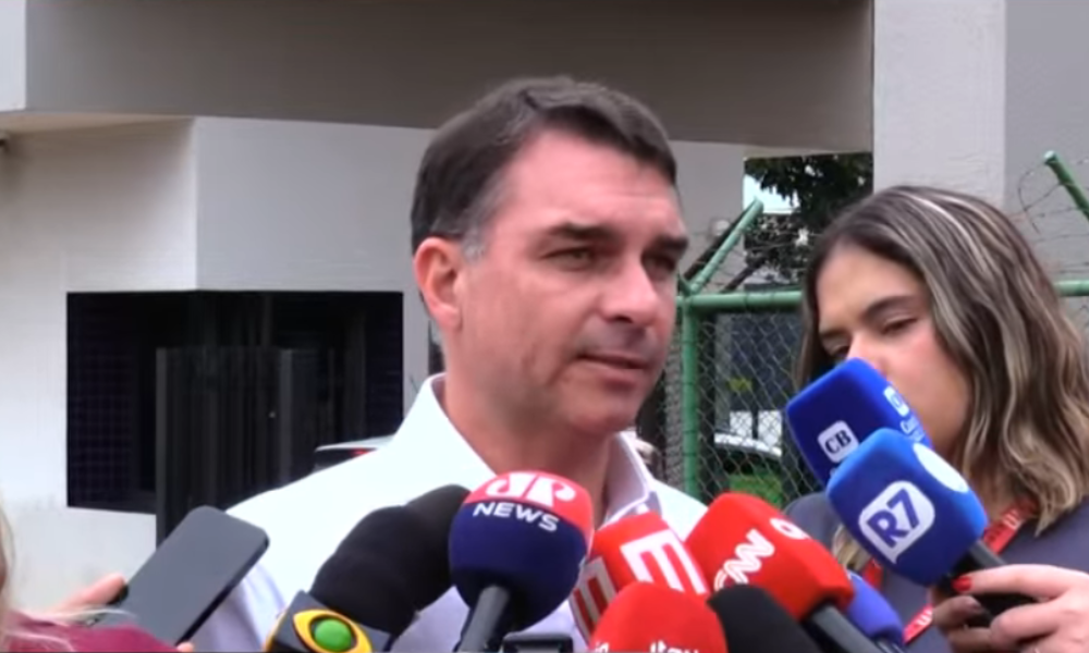Flávio Bolsonaro vence Lula na Papudinha, onde Vorcaro está preso