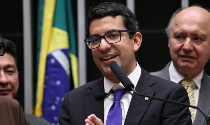 Deputado reeleito do RJ volta à mira da PF por contratos de R$ 200 milhões