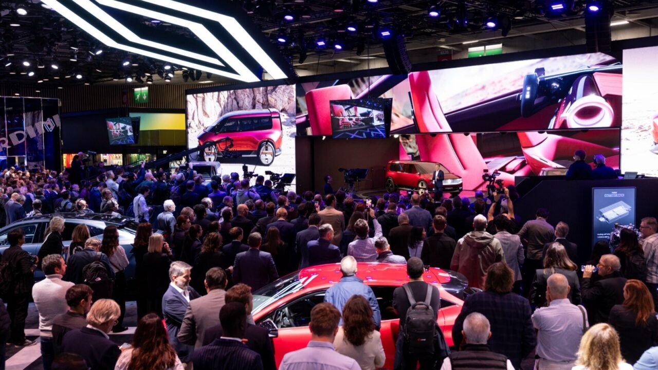 No salão de Paris, Renault destaca-se frente à concorrência chinesa e revisita sua história