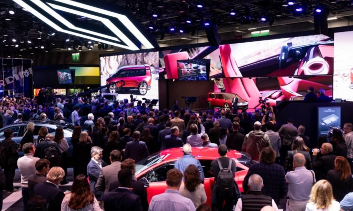 No salão de Paris, Renault destaca-se frente à concorrência chinesa e revisita sua história