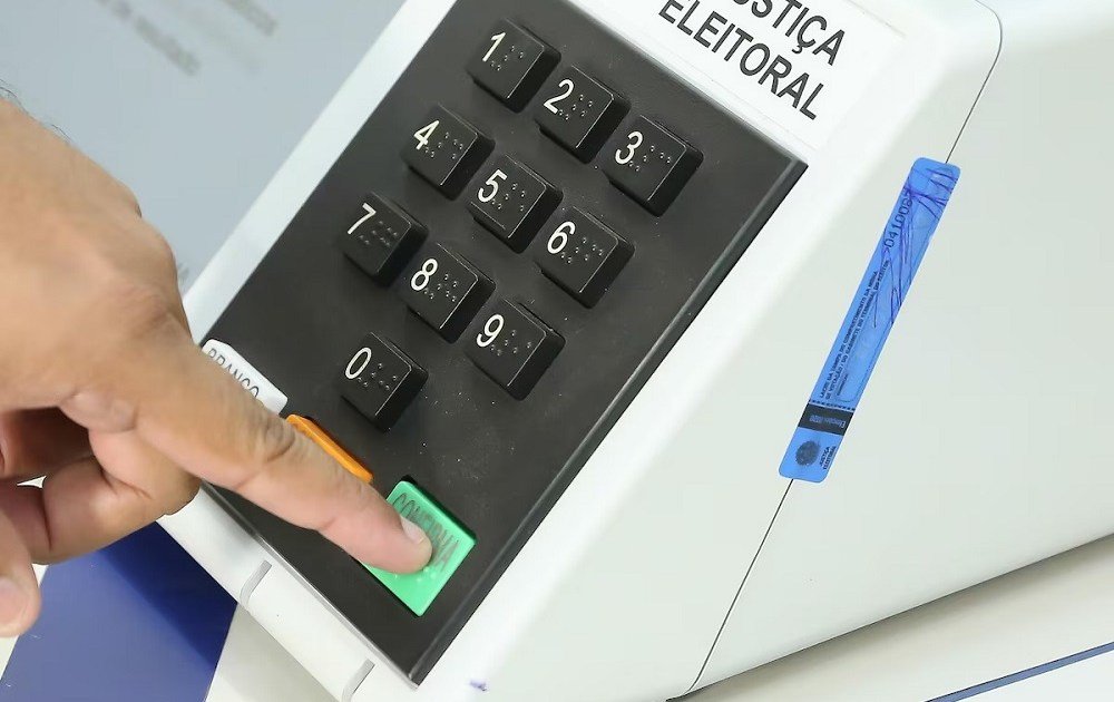 Pode levar celular para votar no segundo turno? Entenda a regra da cabine