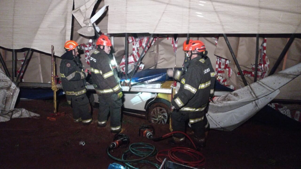 Caminhão tomba sobre van em rodovia no interior de SP