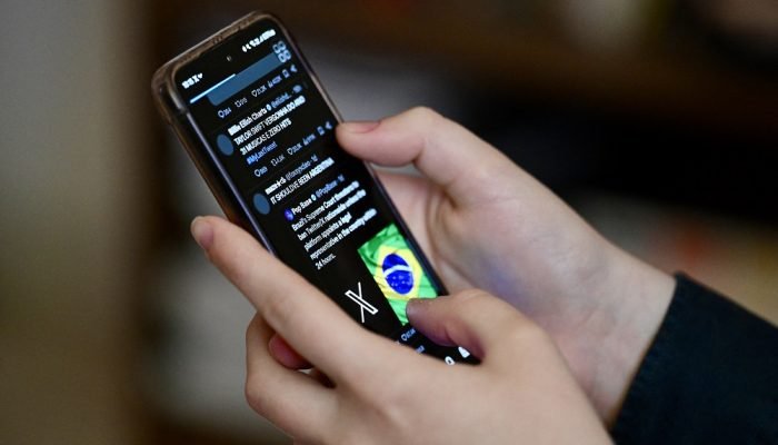 (ARQUIVOS) Um usuário brasileiro da rede social X, anteriormente Twitter, navega por postagens e...