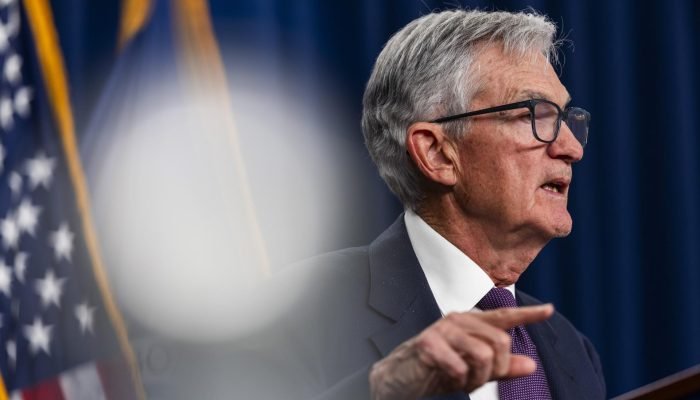 O presidente do Federal Reserve dos EUA, Jerome Powell, fala com repórteres após a decisão do ...