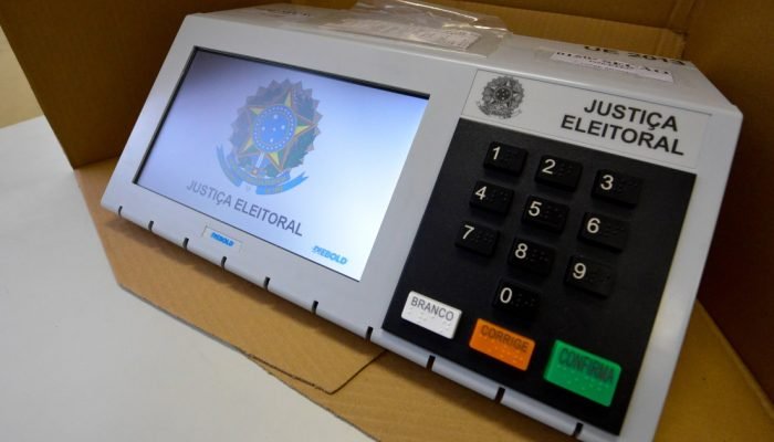 Urna eletrônica Governo revisou os cortes no orçamento dos Poderes da República e a Justiç...