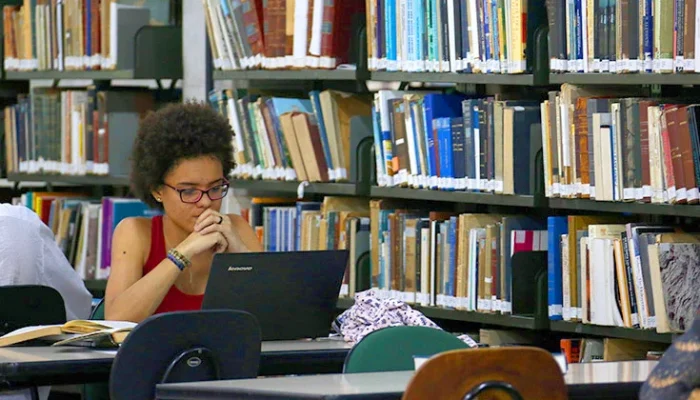 Curso prepara estudantes para exames de proficiência e programas de mobilidade acadêmica intern...