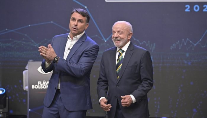 Flávio Bolsonaro e Lula durante o Debate da 'Band' Renato Pizzutto/Band