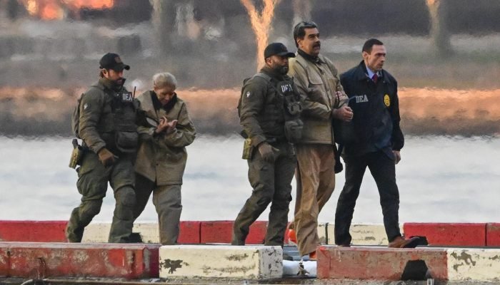 O ditador destituído da Venezuela, Nicolás Maduro, sendo transferido para o tribunal federal em...