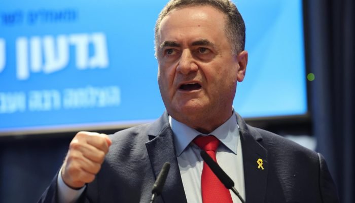 O ministro da Defesa, Israel Katz, prometeu novas "surpresas" após anúncio de mortes no alto es...