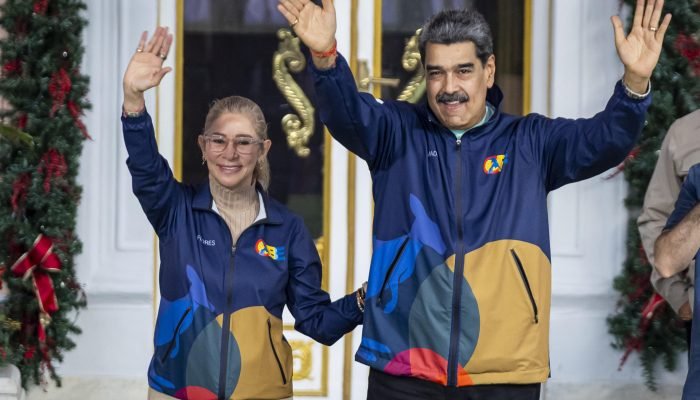 O ditador Nicolás Maduro e sua esposa, Cilia Flores, aguardam segunda audiência em 26 de março...