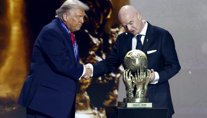 O presidente dos EUA, Donald Trump, recebendo o Prêmio da Paz da Fifa do presidente da FIFA, Gio...