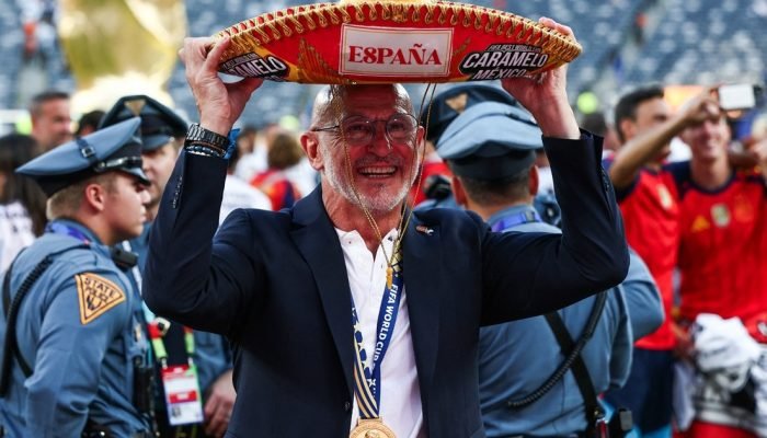 'Estou tentando manter a calma por enquanto, ainda não extravasei tudo', disse Louzán FRANCK FI...