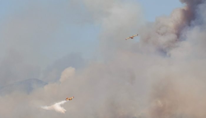 Aviões Canadair de combate a incêndios da Força Aérea Espanhola lançam água sobre um incên...