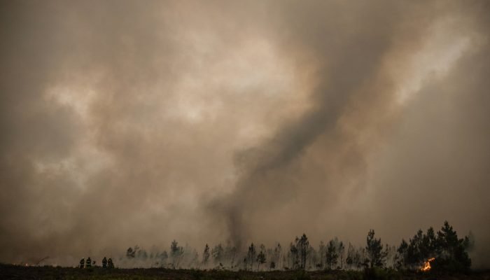 Incêndio ameaça Bordeaux e força evacuação de 325 mil pessoas na França e na Espanha JULIEN...