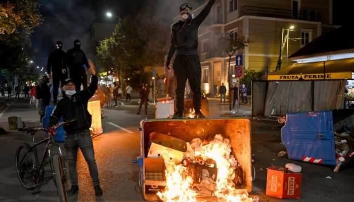 Manifestantes em protestos na Albânia Foto: Armend NIMANI / AFP