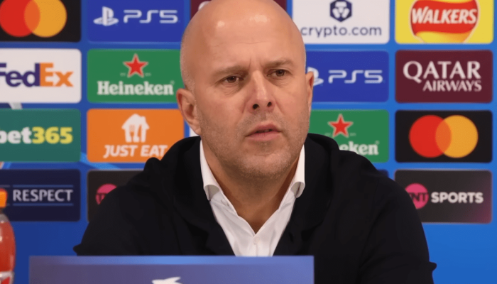 Arne Slot durante coletiva de imprensa após goleada sofrida pelo Liverpool  • Reprodução/Li...