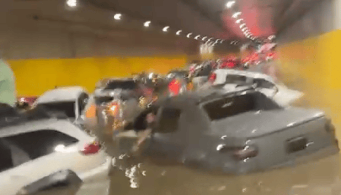 Veículos ficaram submersos no túnel do Anhangabaú Cedido para Jovem Pan