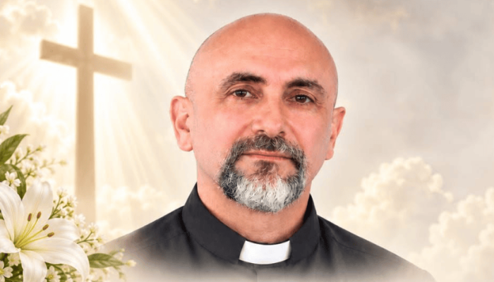 Padre Patricio Sánchez Molinari foi socorrido por fiéis Reprodução/Facebook Parroquia Nuestra...