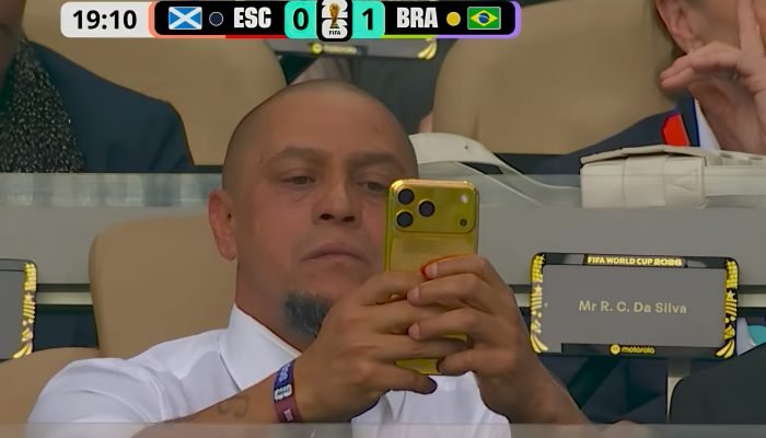 A cena do ex-jogador Roberto Carlos usando um celular de ouro apareceu durante a transmissão de ...